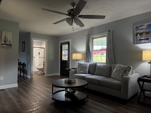 Corner Cottage 2 bedroom pets welcome and close to downtown