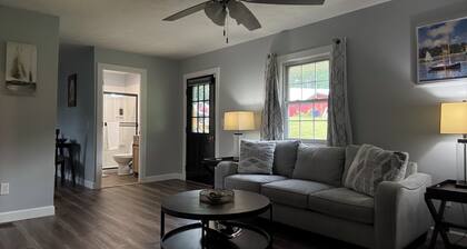 Corner Cottage 2 bedroom pets welcome and close to downtown