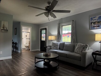 Corner Cottage 2 bedroom pets welcome and close to downtown