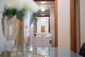 Interior - Elsa's Place, Elsa's Place . (Funchal)