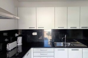 Réfrigérateur, micro-ondes, batterie de cuisine, vaisselle et ustensiles