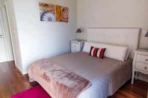 2 室のベッドルーム、アイロン / アイロン台、WiFi、ベッドシーツ