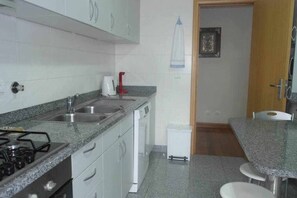 Een koelkast, een magnetron, een kookplaat, een vaatwasser