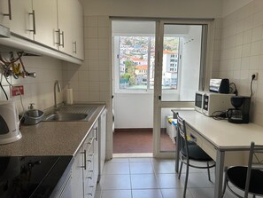 Kylskåp, mikrovågsugn, ugn och spishäll