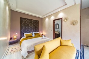 7 habitaciones, tabla de planchar con plancha, wifi y ropa de cama