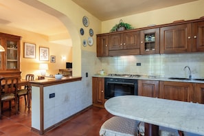 Fridge, oven, stovetop, dishwasher