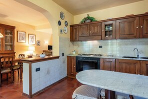 ثلاجة، فرن، موقد طهي مسطح، ماكينة لصنع القهوة/الشاي