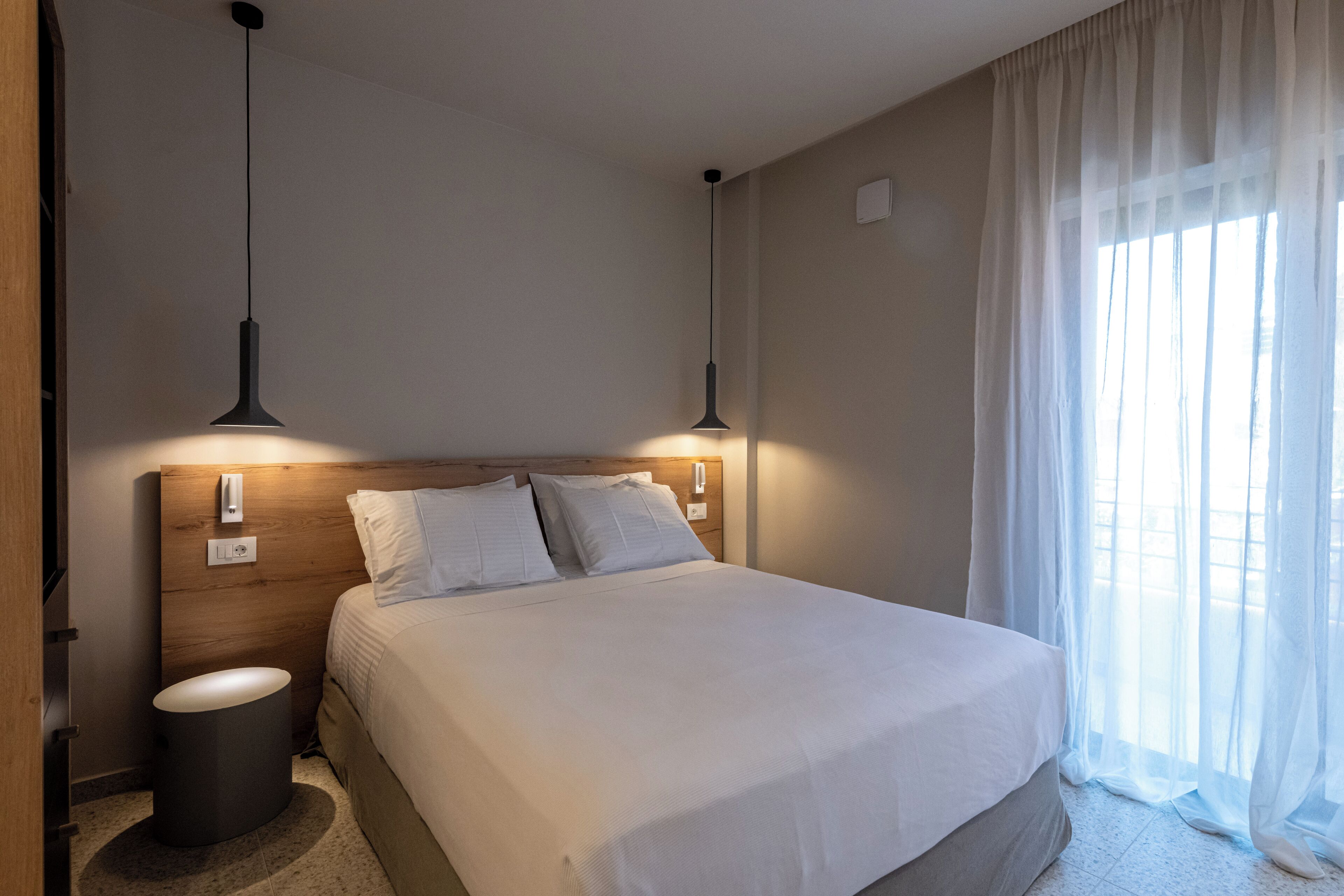 Suite – deluxe | Skrivebord, skrivebord for bærbar PC, blendingsgardiner og lydisolert