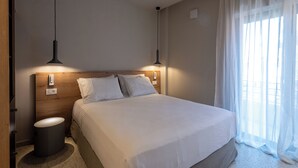 Phòng Suite Deluxe | Bàn, khu vực làm việc phù hợp cho laptop, màn/rèm cản sáng