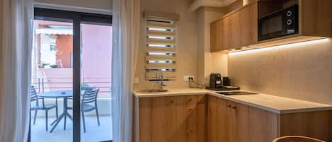 Deluxe suite | Privékeuken | Een mini-koelkast, een magnetron, een kookplaat