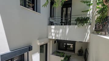 Semi-Basement Family Apartment, 3 Bedrooms | Terrasse/Patio