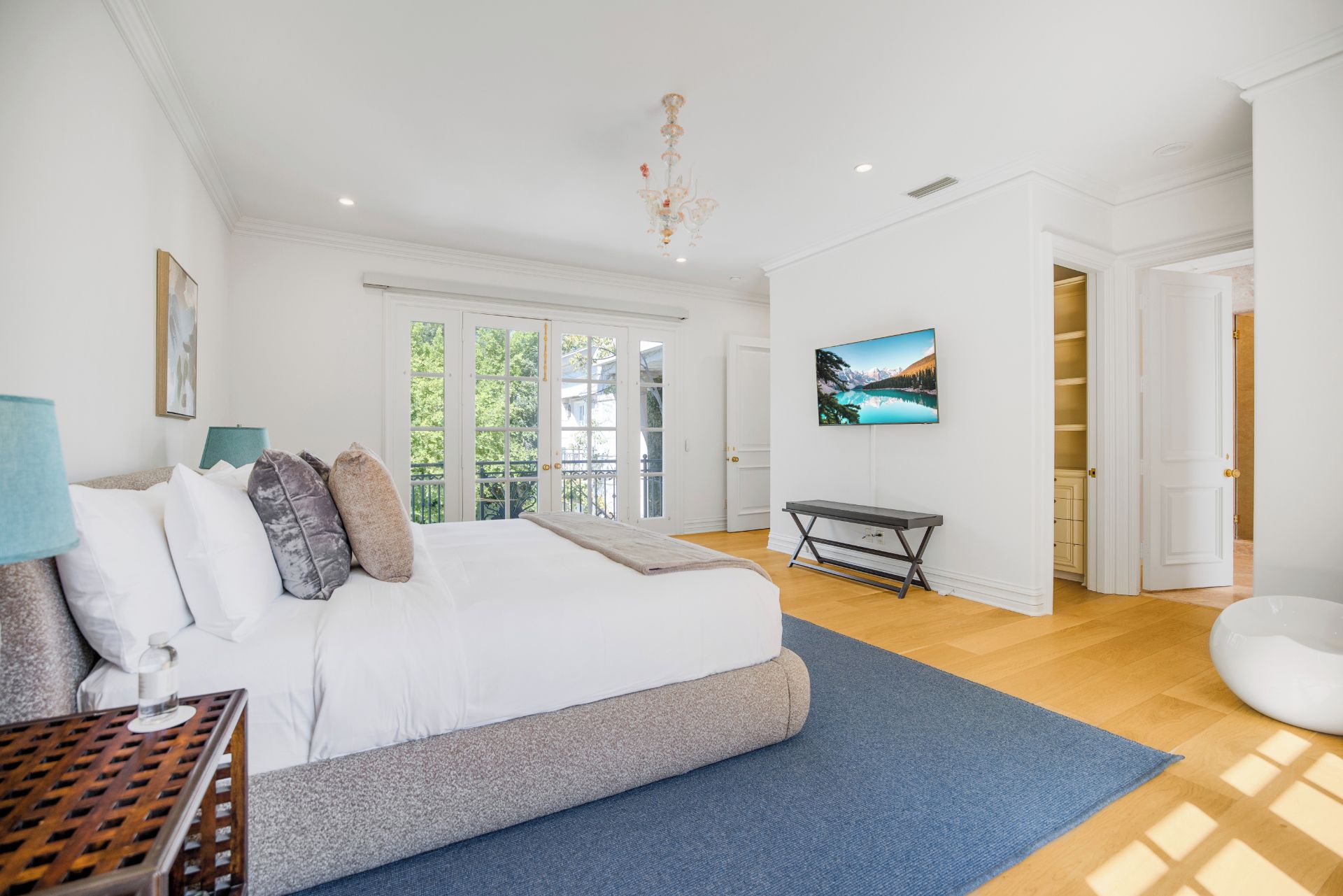 Una camera da letto con un letto, una TV e vista sull'esterno.