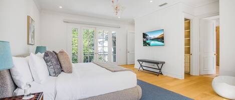 Una camera da letto con un letto, una TV e vista sull'esterno.