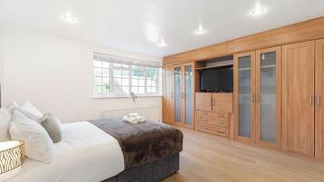 4 bedrooms, desk, iron/ironing board, free WiFi