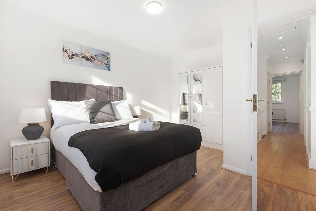 4 bedrooms, desk, iron/ironing board, free WiFi