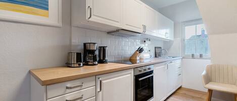 Jääkaappi, uuni, liesi, astianpesukone