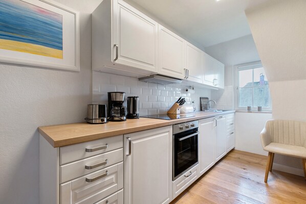 Fridge, oven, stovetop, dishwasher