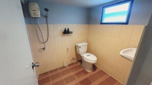 Bungalow, balcón, vista al jardín | Baño