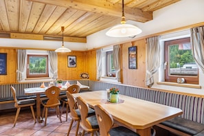 Dining - Room '8' with Mountain View, Shared Terrace and Wi-Fi (Hopfgarten in Tirol)