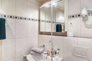Douche, sèche-cheveux, serviettes fournies