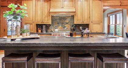 Luxury Lodge w/ Unmatched Long Range Views, Hot Tub, Game Rm, Fire Pit