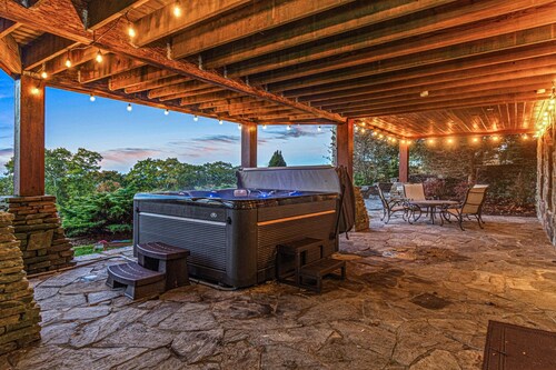 Luxury Lodge w/ Unmatched Long Range Views, Hot Tub, Game Rm, Fire Pit