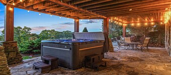Luxury Lodge w/ Unmatched Long Range Views, Hot Tub, Game Rm, Fire Pit
