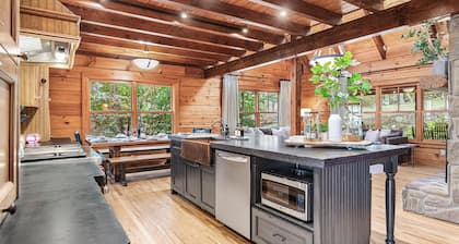 Luxury Lodge w/ Unmatched Long Range Views, Hot Tub, Game Rm, Fire Pit