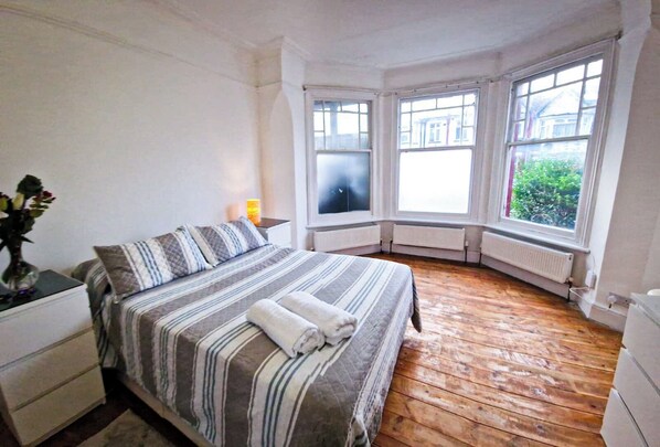 1 bedroom, free WiFi, bed sheets - Cosy Affordable Near Central -up2 4 People/netflix (London)