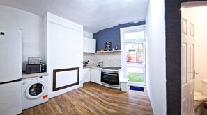 Fridge, microwave, oven, stovetop - Cosy Affordable Near Central -up2 4 People/netflix (London)