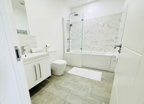 Douche, serviettes fournies