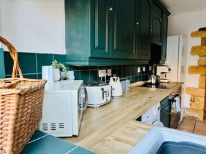 Fridge, microwave, oven, stovetop - 3BR Cotswolds Cottage, Moreton + Private Garden (Gloucestershire)