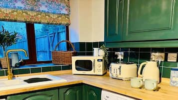Een koelkast, een microgolfoven, een oven, een kookplaat