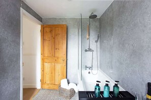 Dusj, hårføner og håndklær