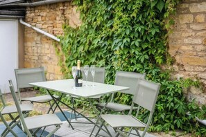 Outdoor dining - Redesdale View, High Street with Private Garden (Gloucestershire)