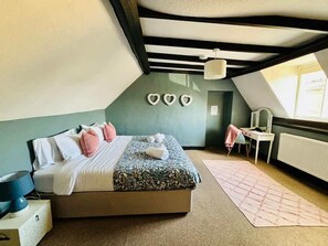 4 bedrooms, iron/ironing board, travel crib, WiFi - Redesdale View, High Street with Private Garden (Gloucestershire)