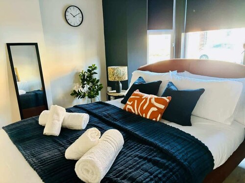Central Gloucester: Long-Stay Base with Parking