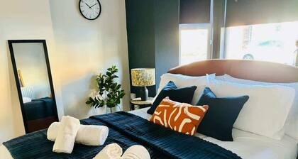 Central Gloucester: Long-Stay Base with Parking