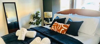 Central Gloucester: Long-Stay Base with Parking