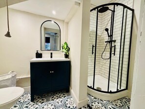 Shower, hair dryer, towels - Central Gloucester: Long-Stay Base with Parking (Gloucestershire)