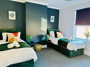6 bedrooms, iron/ironing board, WiFi, bed sheets - Central Gloucester: Long-Stay Base with Parking (Gloucestershire)