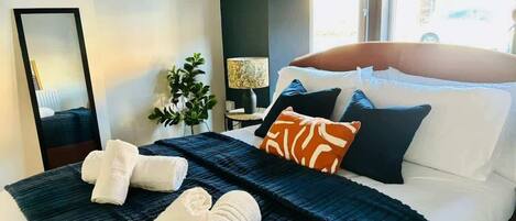 6 slaapkamers, een strijkplank/strijkijzer, wifi, beddengoed