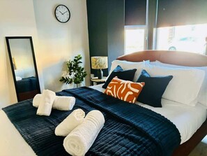 6 bedrooms, iron/ironing board, WiFi, bed sheets - Central Gloucester: Long-Stay Base with Parking (Gloucestershire)