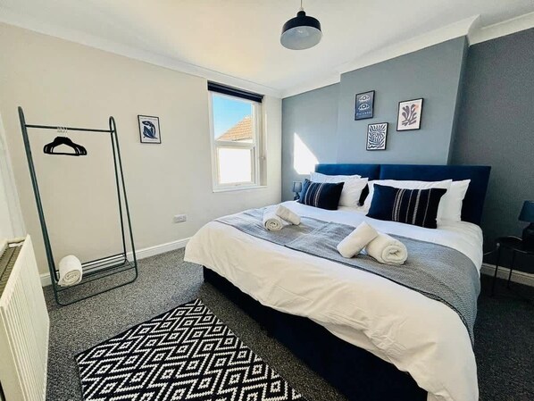 6 bedrooms, iron/ironing board, WiFi, bed sheets