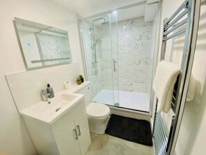 Douche, sèche-cheveux, serviettes fournies