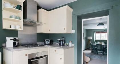 Sleeps 10 with private garden