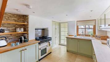 Een koelkast, een microgolfoven, een oven, een vaatwasser