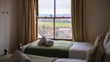 3 slaapkamers, een strijkplank/strijkijzer, wifi, beddengoed