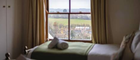 3 chambres, fer et planche à repasser, Wi-Fi, draps fournis