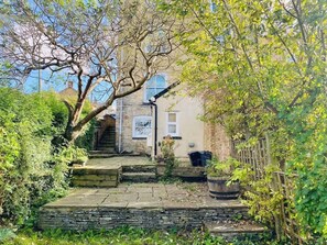 المنطقة المحيطة بالمنشأة